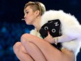 /album/garbarino/miley-cyrus-fuma-marihuana-en-premios-mtv-europa-533x400-jpg1/